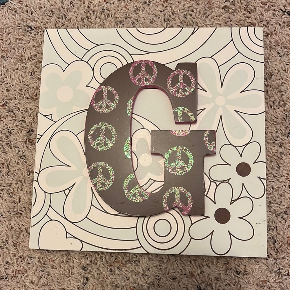 “G” wall decor